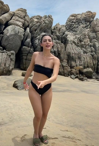 2. Caliente Isabela Delgado Urreta Con Bikini Negro En La Playa