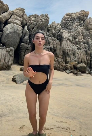 4. Caliente Isabela Delgado Urreta Con Bikini Negro En La Playa