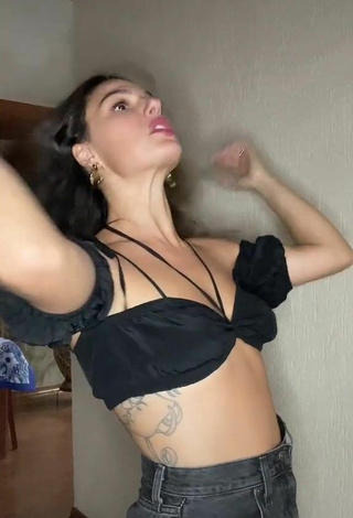 Sexy Isis Valverde con Top Corto Negro