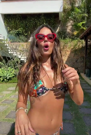 Sexy Isis Valverde con Bikini Floral