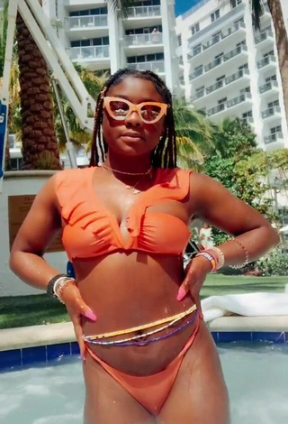 Bonita Aba Asante con Bikini Naranja en la piscina