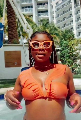 2. Bonita Aba Asante Con Bikini Naranja En La Piscina