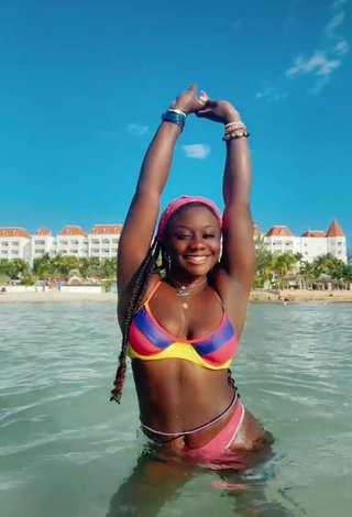 4. Sexy Aba Asante Con Bikini En El Mar Y Tetas Saltarinas