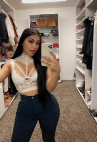 Elegante Jailyne Ojeda Ochoa con Top Corto Blanco