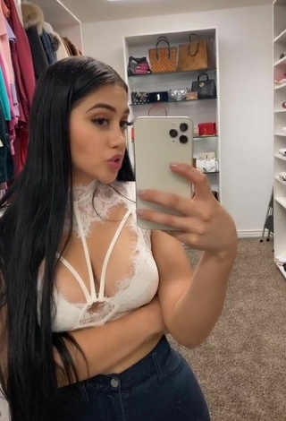 2. Elegante Jailyne Ojeda Ochoa Con Top Corto Blanco