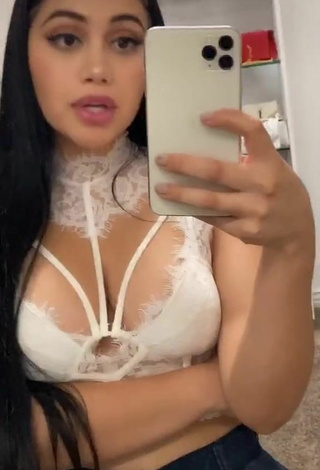 3. Elegante Jailyne Ojeda Ochoa Con Top Corto Blanco