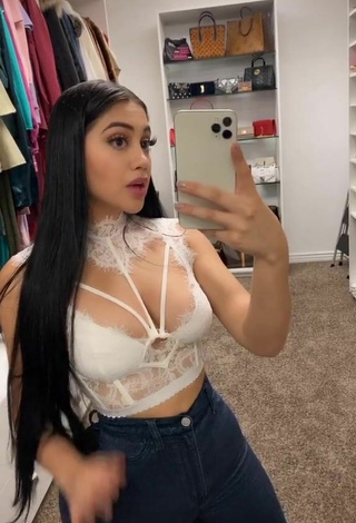 4. Elegante Jailyne Ojeda Ochoa Con Top Corto Blanco