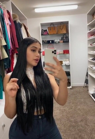 5. Elegante Jailyne Ojeda Ochoa Con Top Corto Blanco