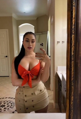 Preciosa Jailyne Ojeda Ochoa enseña escote con Top Corto Naranja