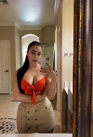 2. Preciosa Jailyne Ojeda Ochoa Enseña Escote Con Top Corto Naranja