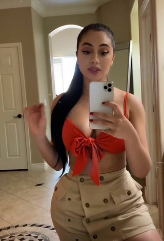 3. Preciosa Jailyne Ojeda Ochoa Enseña Escote Con Top Corto Naranja