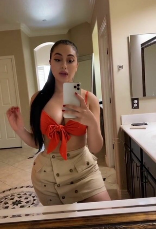 4. Preciosa Jailyne Ojeda Ochoa Enseña Escote Con Top Corto Naranja