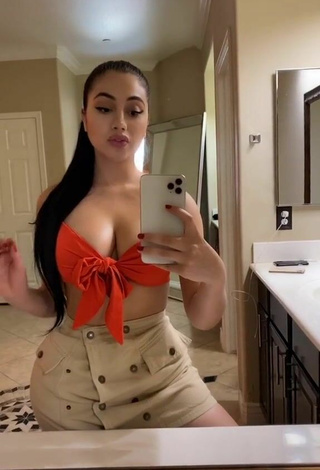 5. Preciosa Jailyne Ojeda Ochoa Enseña Escote Con Top Corto Naranja