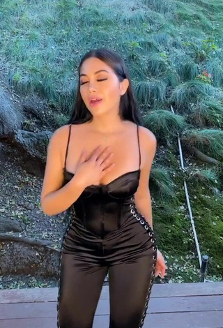 Sexy Jailyne Ojeda Ochoa enseña escote con Mono Negro