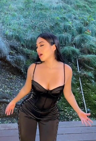 2. Sexy Jailyne Ojeda Ochoa Enseña Escote Con Mono Negro