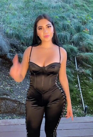 3. Sexy Jailyne Ojeda Ochoa Enseña Escote Con Mono Negro