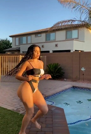 2. Caliente Jailyne Ojeda Ochoa Enseña El Culo En La Piscina