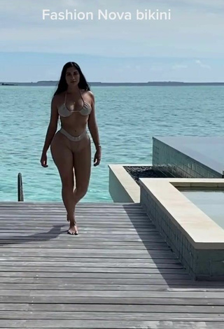 2. Sexy Jailyne Ojeda Ochoa Con Mini Bikini Beige En El Mar