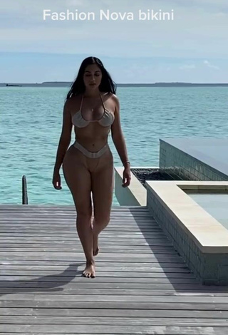 3. Sexy Jailyne Ojeda Ochoa Con Mini Bikini Beige En El Mar