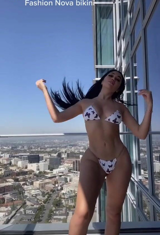 Caliente Jailyne Ojeda Ochoa con Bikini en el balcón