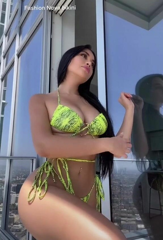 Más caliente Jailyne Ojeda Ochoa con Bikini Serpiente en el balcón