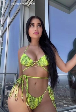 3. Más Caliente Jailyne Ojeda Ochoa Con Bikini Serpiente En El Balcón