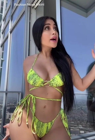 4. Más Caliente Jailyne Ojeda Ochoa Con Bikini Serpiente En El Balcón