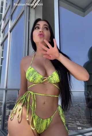 5. Más Caliente Jailyne Ojeda Ochoa Con Bikini Serpiente En El Balcón