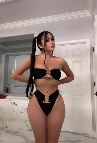 Hermosa Jailyne Ojeda Ochoa con Bikini Azul Negro