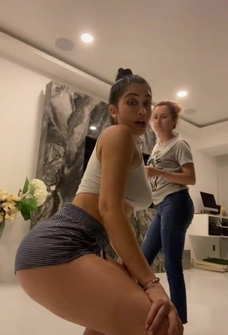 Linda Jailyne Ojeda Ochoa con Encantadores Top Corto Gris y Tetas Saltarinas