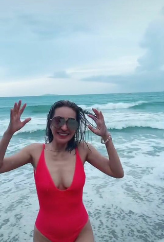 2. Sexy Jelai Andres Con Traje De Baño Rojo En La Playa