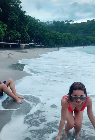 5. Sexy Jelai Andres Con Traje De Baño Rojo En La Playa