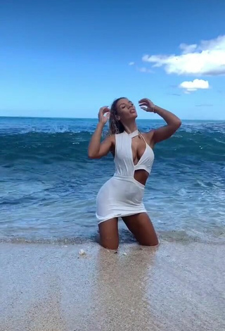 Sexy Jena enseña escote con Vestido Blanco en la playa