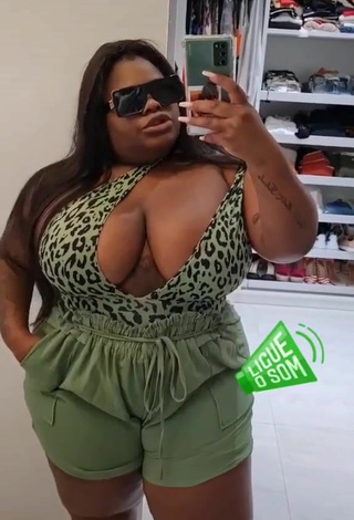 Sexy Jojo Maronttini enseña escote con Traje de Baño Leopardo