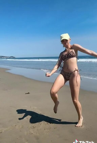 5. Caliente Jordyn Jones Con Bikini Leopardo En La Playa