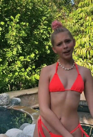 Preciosa Jordyn Jones con Bikini Naranja