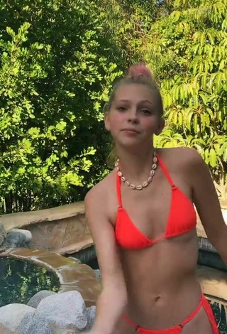 4. Preciosa Jordyn Jones Con Bikini Naranja