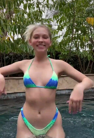 Guapísima Jordyn Jones con Atractivos Bikini en la piscina