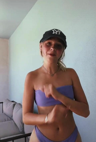 Hermosa Jordyn Jones con Bikini Morado