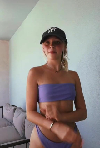 2. Hermosa Jordyn Jones Con Bikini Morado