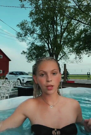 2. Más Caliente Jordyn Jones Con Bikini Negro En La Piscina