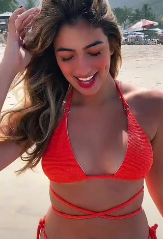 5. Caliente Júlia Puzzuoli Con Bikini Rojo En La Playa