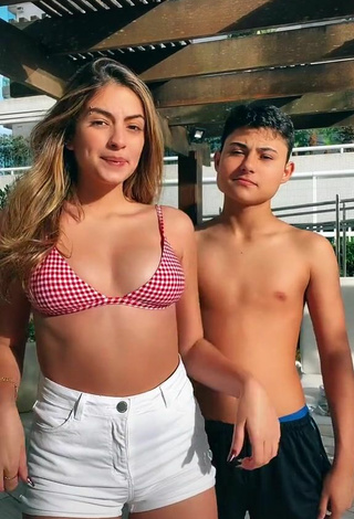 Sexy Júlia Puzzuoli con Sujetador de Bikini