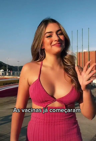 Sexy Júlia Puzzuoli enseña escote con Vestido Rosa