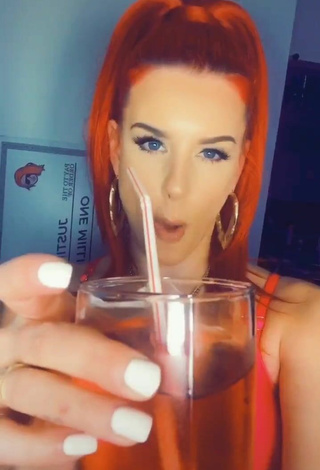 5. Caliente Justina Valentine Enseña Escote Con Sujetador De Bikini