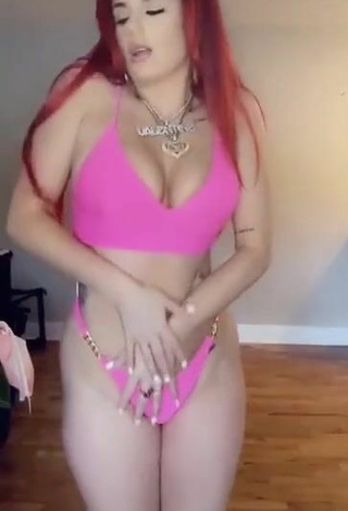 4. Hermosa Justina Valentine Enseña El Culo