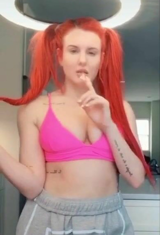 5. Hermosa Justina Valentine Enseña Escote Con Sujetador De Bikini