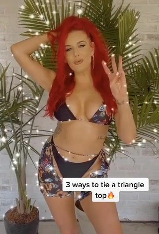 1. Más Caliente Justina Valentine Enseña Escote Con Bikini