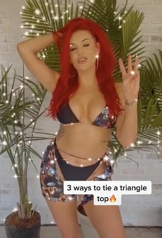 Más caliente Justina Valentine enseña escote con Bikini