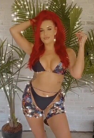 3. Más Caliente Justina Valentine Enseña Escote Con Bikini